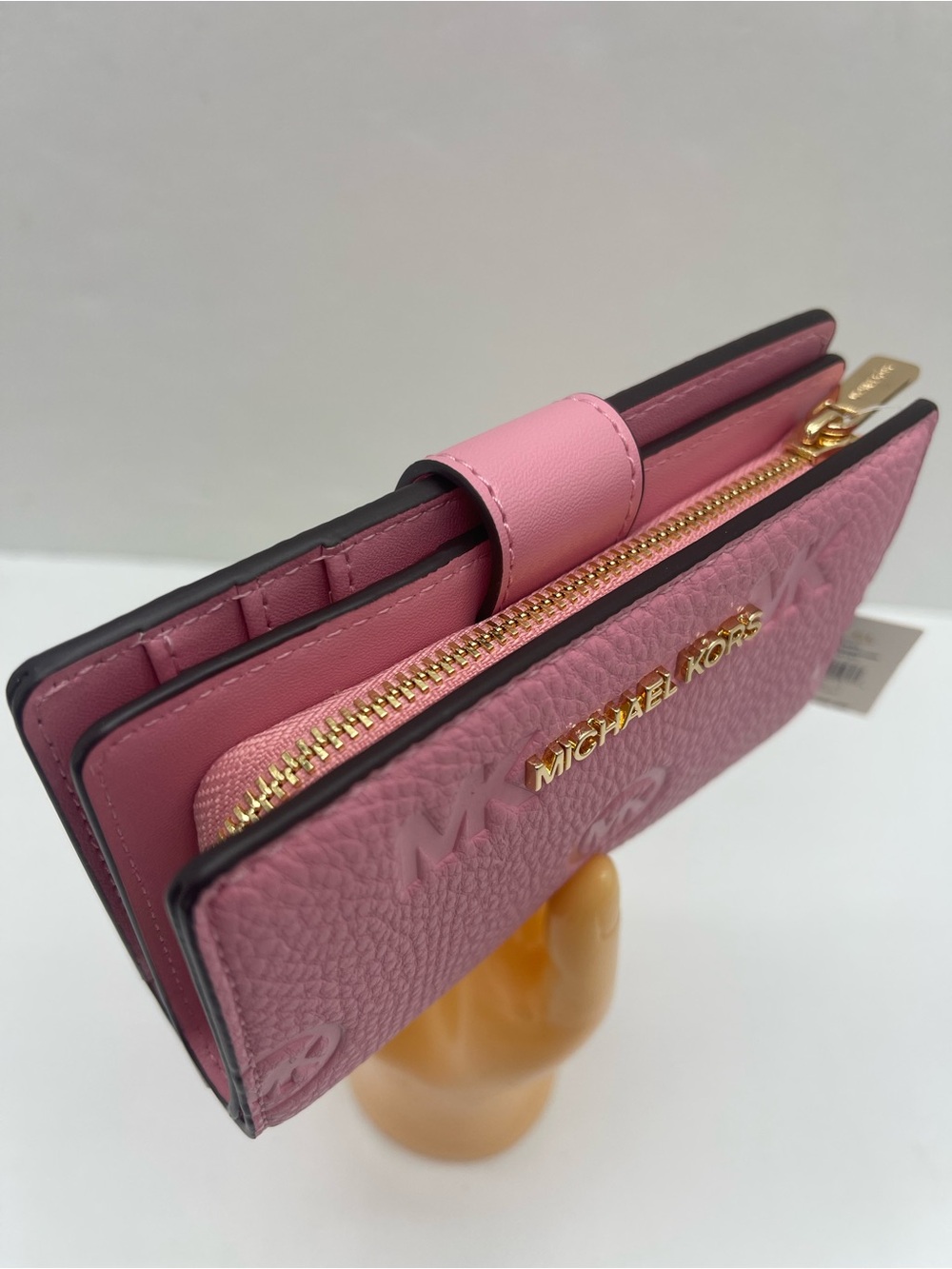 MICHAEL KORS Jet Set Travel Medium MK Logo Debossed Bifold Wallet
Carnation
NWT - Picture 13 of 16